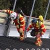 Eine wahre Herausforderung, hatten die rund 30 Teilnehmer, die für den Wettkampf im Feuerwehr-Treppenlauf am Samstag in Oberstdorf zu Gast waren. Dort fand ein Testlauf statt, der zeigen sollte, ob es umzusetzen ist, diesen Wettkampf an der Heini-Klopf-Schanze durchzuführen. Die 30 Teilnehmerinnen und Teilnehmer kamen unter anderem aus Aulendorf, Ravensburg, Reutte, Brugg, Seukendorf und auch Teilnehmer aus Oberstdorf stellten sich der Herausforderung. 
Schwere AusrüstungUnter schwerem Atemschutz ging es für die Einsatzkräfte 412 Meter weit und 162 Meter nach oben. Knapp 900 Treppenstufen, mit kleinen und großen Abständen mussten sie überwinden, um auf das Plateau der Skiflugschanze zu kommen. "Nach einem Training auf der Skiflugschanze kam die Überlegung auf, ob man nicht selbst auch etwas auf die Beine stellen könnte. Mit Stefan Betz und Peter Vogler waren da auch direkt die Richtigen für die Veranstaltung gefunden," so Initiator Stefan Matheis.Wettkampf im OktoberVoraussichtlich im Oktober nächsten Jahres, soll in Oberstdorf dann der erste offizielle Wettkampf im Feuerwehr-Truppenlauf an der Heini-Klopf-Skiflugschanze stattfinden, ergänzend zur 150-Jahr-Feier der Feuerwehr Oberstdorf. Treppenläufe finden eigentlich hauptsächlich in Hochhäusern statt, in Oberstdorf bietet sich jetzt aber die Gelegenheit mit der Skiflugschanze."Fitness gehört zur Feuerwehr wie rote Autos mit blauen Lichtern. Und, wenn man uns lässt, gilt auch bei uns: Höher, Schneller, Weiter - es ist der Reiz die eigenen Grenzen auszuloten. Den Teilnehmern hat es durch die Bank gefallen: "Geil" und "Mega" hieß es heute nicht nur einmal," so Stefan Matheis aus Kempten.
