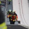 Eine wahre Herausforderung, hatten die rund 30 Teilnehmer, die für den Wettkampf im Feuerwehr-Treppenlauf am Samstag in Oberstdorf zu Gast waren. Dort fand ein Testlauf statt, der zeigen sollte, ob es umzusetzen ist, diesen Wettkampf an der Heini-Klopf-Schanze durchzuführen. Die 30 Teilnehmerinnen und Teilnehmer kamen unter anderem aus Aulendorf, Ravensburg, Reutte, Brugg, Seukendorf und auch Teilnehmer aus Oberstdorf stellten sich der Herausforderung. 
Schwere AusrüstungUnter schwerem Atemschutz ging es für die Einsatzkräfte 412 Meter weit und 162 Meter nach oben. Knapp 900 Treppenstufen, mit kleinen und großen Abständen mussten sie überwinden, um auf das Plateau der Skiflugschanze zu kommen. "Nach einem Training auf der Skiflugschanze kam die Überlegung auf, ob man nicht selbst auch etwas auf die Beine stellen könnte. Mit Stefan Betz und Peter Vogler waren da auch direkt die Richtigen für die Veranstaltung gefunden," so Initiator Stefan Matheis.Wettkampf im OktoberVoraussichtlich im Oktober nächsten Jahres, soll in Oberstdorf dann der erste offizielle Wettkampf im Feuerwehr-Truppenlauf an der Heini-Klopf-Skiflugschanze stattfinden, ergänzend zur 150-Jahr-Feier der Feuerwehr Oberstdorf. Treppenläufe finden eigentlich hauptsächlich in Hochhäusern statt, in Oberstdorf bietet sich jetzt aber die Gelegenheit mit der Skiflugschanze."Fitness gehört zur Feuerwehr wie rote Autos mit blauen Lichtern. Und, wenn man uns lässt, gilt auch bei uns: Höher, Schneller, Weiter - es ist der Reiz die eigenen Grenzen auszuloten. Den Teilnehmern hat es durch die Bank gefallen: "Geil" und "Mega" hieß es heute nicht nur einmal," so Stefan Matheis aus Kempten.