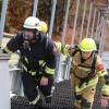 Eine wahre Herausforderung, hatten die rund 30 Teilnehmer, die für den Wettkampf im Feuerwehr-Treppenlauf am Samstag in Oberstdorf zu Gast waren. Dort fand ein Testlauf statt, der zeigen sollte, ob es umzusetzen ist, diesen Wettkampf an der Heini-Klopf-Schanze durchzuführen. Die 30 Teilnehmerinnen und Teilnehmer kamen unter anderem aus Aulendorf, Ravensburg, Reutte, Brugg, Seukendorf und auch Teilnehmer aus Oberstdorf stellten sich der Herausforderung. 
Schwere AusrüstungUnter schwerem Atemschutz ging es für die Einsatzkräfte 412 Meter weit und 162 Meter nach oben. Knapp 900 Treppenstufen, mit kleinen und großen Abständen mussten sie überwinden, um auf das Plateau der Skiflugschanze zu kommen. "Nach einem Training auf der Skiflugschanze kam die Überlegung auf, ob man nicht selbst auch etwas auf die Beine stellen könnte. Mit Stefan Betz und Peter Vogler waren da auch direkt die Richtigen für die Veranstaltung gefunden," so Initiator Stefan Matheis.Wettkampf im OktoberVoraussichtlich im Oktober nächsten Jahres, soll in Oberstdorf dann der erste offizielle Wettkampf im Feuerwehr-Truppenlauf an der Heini-Klopf-Skiflugschanze stattfinden, ergänzend zur 150-Jahr-Feier der Feuerwehr Oberstdorf. Treppenläufe finden eigentlich hauptsächlich in Hochhäusern statt, in Oberstdorf bietet sich jetzt aber die Gelegenheit mit der Skiflugschanze."Fitness gehört zur Feuerwehr wie rote Autos mit blauen Lichtern. Und, wenn man uns lässt, gilt auch bei uns: Höher, Schneller, Weiter - es ist der Reiz die eigenen Grenzen auszuloten. Den Teilnehmern hat es durch die Bank gefallen: "Geil" und "Mega" hieß es heute nicht nur einmal," so Stefan Matheis aus Kempten.