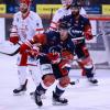 Wurde der dritte Spielabschnitt den Sharks bereits am vergangenen Sonntag gegen Schongau zum Verhängnis, so schienen sich die Ereignisse zu wiederholen. Mit einer 3:2 Führung ging man am Freitagabend ins letzte Drittel gegen starke Miesbacher, hielt diese auch bis 15 Minuten vor Schluss um dann  innerhalb kürzester Zeit einen Dreierpack zu kassieren.
Gäste verdienen sich den SiegNatürlich war der Sieg der Gäste deutlich verdient, ohne den erneut starken Danny Schubert im Tor wäre er wohl auch deutlicher ausgefallen. Aber wenn die Partie schon so lang offen ist  will man natürlich auch die Punkte mitnehmen, heißt es in einer Pressemitteilung des ESC Kempten zum Spiel.Miesbach war die stärkere MannschaftAuf der Pressekonferenz tauschten beide Trainer zuerst noch artig Komplimente aus, und das der Gegner zu den Top Teams der Liga gehört, danach redeten beide jedoch Tacheles. Und auch dies hörte sich recht gleich an. Für beide war Miesbach die stärkere Mannschaft und der verdiente Gewinner. Brad Miller monierte die Fehler seines Teams, die ein Top Team wie der TEV dann eiskalt ausnutzt. Zwei Tore bei 5 gegen 3 Überzahl und ein Unterzahltreffer reichten nach zwei Abschnitten zur Führung. Viel zu leichte Puckverluste, Fehlpässe im Spielaufbau in der neutralen Zone und unnötige Strafzeiten führten dann aber eben zu den drei Treffern die dem Spiel die entscheidende Wendung gaben. Weiterhin hart arbeiten und die Fehler abstellen, so lautet nun die Devise. Bereits am Sonntagabend bietet sich in Erding die Gelegenheit es besser zu machen und dort Punkte zu holen.