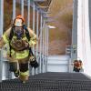 Eine wahre Herausforderung, hatten die rund 30 Teilnehmer, die für den Wettkampf im Feuerwehr-Treppenlauf am Samstag in Oberstdorf zu Gast waren. Dort fand ein Testlauf statt, der zeigen sollte, ob es umzusetzen ist, diesen Wettkampf an der Heini-Klopf-Schanze durchzuführen. Die 30 Teilnehmerinnen und Teilnehmer kamen unter anderem aus Aulendorf, Ravensburg, Reutte, Brugg, Seukendorf und auch Teilnehmer aus Oberstdorf stellten sich der Herausforderung. 
Schwere AusrüstungUnter schwerem Atemschutz ging es für die Einsatzkräfte 412 Meter weit und 162 Meter nach oben. Knapp 900 Treppenstufen, mit kleinen und großen Abständen mussten sie überwinden, um auf das Plateau der Skiflugschanze zu kommen. "Nach einem Training auf der Skiflugschanze kam die Überlegung auf, ob man nicht selbst auch etwas auf die Beine stellen könnte. Mit Stefan Betz und Peter Vogler waren da auch direkt die Richtigen für die Veranstaltung gefunden," so Initiator Stefan Matheis.Wettkampf im OktoberVoraussichtlich im Oktober nächsten Jahres, soll in Oberstdorf dann der erste offizielle Wettkampf im Feuerwehr-Truppenlauf an der Heini-Klopf-Skiflugschanze stattfinden, ergänzend zur 150-Jahr-Feier der Feuerwehr Oberstdorf. Treppenläufe finden eigentlich hauptsächlich in Hochhäusern statt, in Oberstdorf bietet sich jetzt aber die Gelegenheit mit der Skiflugschanze."Fitness gehört zur Feuerwehr wie rote Autos mit blauen Lichtern. Und, wenn man uns lässt, gilt auch bei uns: Höher, Schneller, Weiter - es ist der Reiz die eigenen Grenzen auszuloten. Den Teilnehmern hat es durch die Bank gefallen: "Geil" und "Mega" hieß es heute nicht nur einmal," so Stefan Matheis aus Kempten.