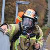 Eine wahre Herausforderung, hatten die rund 30 Teilnehmer, die für den Wettkampf im Feuerwehr-Treppenlauf am Samstag in Oberstdorf zu Gast waren. Dort fand ein Testlauf statt, der zeigen sollte, ob es umzusetzen ist, diesen Wettkampf an der Heini-Klopf-Schanze durchzuführen. Die 30 Teilnehmerinnen und Teilnehmer kamen unter anderem aus Aulendorf, Ravensburg, Reutte, Brugg, Seukendorf und auch Teilnehmer aus Oberstdorf stellten sich der Herausforderung. 
Schwere AusrüstungUnter schwerem Atemschutz ging es für die Einsatzkräfte 412 Meter weit und 162 Meter nach oben. Knapp 900 Treppenstufen, mit kleinen und großen Abständen mussten sie überwinden, um auf das Plateau der Skiflugschanze zu kommen. "Nach einem Training auf der Skiflugschanze kam die Überlegung auf, ob man nicht selbst auch etwas auf die Beine stellen könnte. Mit Stefan Betz und Peter Vogler waren da auch direkt die Richtigen für die Veranstaltung gefunden," so Initiator Stefan Matheis.Wettkampf im OktoberVoraussichtlich im Oktober nächsten Jahres, soll in Oberstdorf dann der erste offizielle Wettkampf im Feuerwehr-Truppenlauf an der Heini-Klopf-Skiflugschanze stattfinden, ergänzend zur 150-Jahr-Feier der Feuerwehr Oberstdorf. Treppenläufe finden eigentlich hauptsächlich in Hochhäusern statt, in Oberstdorf bietet sich jetzt aber die Gelegenheit mit der Skiflugschanze."Fitness gehört zur Feuerwehr wie rote Autos mit blauen Lichtern. Und, wenn man uns lässt, gilt auch bei uns: Höher, Schneller, Weiter - es ist der Reiz die eigenen Grenzen auszuloten. Den Teilnehmern hat es durch die Bank gefallen: "Geil" und "Mega" hieß es heute nicht nur einmal," so Stefan Matheis aus Kempten.