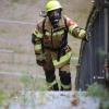 Eine wahre Herausforderung, hatten die rund 30 Teilnehmer, die für den Wettkampf im Feuerwehr-Treppenlauf am Samstag in Oberstdorf zu Gast waren. Dort fand ein Testlauf statt, der zeigen sollte, ob es umzusetzen ist, diesen Wettkampf an der Heini-Klopf-Schanze durchzuführen. Die 30 Teilnehmerinnen und Teilnehmer kamen unter anderem aus Aulendorf, Ravensburg, Reutte, Brugg, Seukendorf und auch Teilnehmer aus Oberstdorf stellten sich der Herausforderung. 
Schwere AusrüstungUnter schwerem Atemschutz ging es für die Einsatzkräfte 412 Meter weit und 162 Meter nach oben. Knapp 900 Treppenstufen, mit kleinen und großen Abständen mussten sie überwinden, um auf das Plateau der Skiflugschanze zu kommen. "Nach einem Training auf der Skiflugschanze kam die Überlegung auf, ob man nicht selbst auch etwas auf die Beine stellen könnte. Mit Stefan Betz und Peter Vogler waren da auch direkt die Richtigen für die Veranstaltung gefunden," so Initiator Stefan Matheis.Wettkampf im OktoberVoraussichtlich im Oktober nächsten Jahres, soll in Oberstdorf dann der erste offizielle Wettkampf im Feuerwehr-Truppenlauf an der Heini-Klopf-Skiflugschanze stattfinden, ergänzend zur 150-Jahr-Feier der Feuerwehr Oberstdorf. Treppenläufe finden eigentlich hauptsächlich in Hochhäusern statt, in Oberstdorf bietet sich jetzt aber die Gelegenheit mit der Skiflugschanze."Fitness gehört zur Feuerwehr wie rote Autos mit blauen Lichtern. Und, wenn man uns lässt, gilt auch bei uns: Höher, Schneller, Weiter - es ist der Reiz die eigenen Grenzen auszuloten. Den Teilnehmern hat es durch die Bank gefallen: "Geil" und "Mega" hieß es heute nicht nur einmal," so Stefan Matheis aus Kempten.