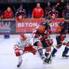 Wurde der dritte Spielabschnitt den Sharks bereits am vergangenen Sonntag gegen Schongau zum Verhängnis, so schienen sich die Ereignisse zu wiederholen. Mit einer 3:2 Führung ging man am Freitagabend ins letzte Drittel gegen starke Miesbacher, hielt diese auch bis 15 Minuten vor Schluss um dann  innerhalb kürzester Zeit einen Dreierpack zu kassieren.
Gäste verdienen sich den SiegNatürlich war der Sieg der Gäste deutlich verdient, ohne den erneut starken Danny Schubert im Tor wäre er wohl auch deutlicher ausgefallen. Aber wenn die Partie schon so lang offen ist  will man natürlich auch die Punkte mitnehmen, heißt es in einer Pressemitteilung des ESC Kempten zum Spiel.Miesbach war die stärkere MannschaftAuf der Pressekonferenz tauschten beide Trainer zuerst noch artig Komplimente aus, und das der Gegner zu den Top Teams der Liga gehört, danach redeten beide jedoch Tacheles. Und auch dies hörte sich recht gleich an. Für beide war Miesbach die stärkere Mannschaft und der verdiente Gewinner. Brad Miller monierte die Fehler seines Teams, die ein Top Team wie der TEV dann eiskalt ausnutzt. Zwei Tore bei 5 gegen 3 Überzahl und ein Unterzahltreffer reichten nach zwei Abschnitten zur Führung. Viel zu leichte Puckverluste, Fehlpässe im Spielaufbau in der neutralen Zone und unnötige Strafzeiten führten dann aber eben zu den drei Treffern die dem Spiel die entscheidende Wendung gaben. Weiterhin hart arbeiten und die Fehler abstellen, so lautet nun die Devise. Bereits am Sonntagabend bietet sich in Erding die Gelegenheit es besser zu machen und dort Punkte zu holen.