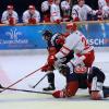 Wurde der dritte Spielabschnitt den Sharks bereits am vergangenen Sonntag gegen Schongau zum Verhängnis, so schienen sich die Ereignisse zu wiederholen. Mit einer 3:2 Führung ging man am Freitagabend ins letzte Drittel gegen starke Miesbacher, hielt diese auch bis 15 Minuten vor Schluss um dann  innerhalb kürzester Zeit einen Dreierpack zu kassieren.
Gäste verdienen sich den SiegNatürlich war der Sieg der Gäste deutlich verdient, ohne den erneut starken Danny Schubert im Tor wäre er wohl auch deutlicher ausgefallen. Aber wenn die Partie schon so lang offen ist  will man natürlich auch die Punkte mitnehmen, heißt es in einer Pressemitteilung des ESC Kempten zum Spiel.Miesbach war die stärkere MannschaftAuf der Pressekonferenz tauschten beide Trainer zuerst noch artig Komplimente aus, und das der Gegner zu den Top Teams der Liga gehört, danach redeten beide jedoch Tacheles. Und auch dies hörte sich recht gleich an. Für beide war Miesbach die stärkere Mannschaft und der verdiente Gewinner. Brad Miller monierte die Fehler seines Teams, die ein Top Team wie der TEV dann eiskalt ausnutzt. Zwei Tore bei 5 gegen 3 Überzahl und ein Unterzahltreffer reichten nach zwei Abschnitten zur Führung. Viel zu leichte Puckverluste, Fehlpässe im Spielaufbau in der neutralen Zone und unnötige Strafzeiten führten dann aber eben zu den drei Treffern die dem Spiel die entscheidende Wendung gaben. Weiterhin hart arbeiten und die Fehler abstellen, so lautet nun die Devise. Bereits am Sonntagabend bietet sich in Erding die Gelegenheit es besser zu machen und dort Punkte zu holen.