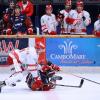 Wurde der dritte Spielabschnitt den Sharks bereits am vergangenen Sonntag gegen Schongau zum Verhängnis, so schienen sich die Ereignisse zu wiederholen. Mit einer 3:2 Führung ging man am Freitagabend ins letzte Drittel gegen starke Miesbacher, hielt diese auch bis 15 Minuten vor Schluss um dann  innerhalb kürzester Zeit einen Dreierpack zu kassieren.
Gäste verdienen sich den SiegNatürlich war der Sieg der Gäste deutlich verdient, ohne den erneut starken Danny Schubert im Tor wäre er wohl auch deutlicher ausgefallen. Aber wenn die Partie schon so lang offen ist  will man natürlich auch die Punkte mitnehmen, heißt es in einer Pressemitteilung des ESC Kempten zum Spiel.Miesbach war die stärkere MannschaftAuf der Pressekonferenz tauschten beide Trainer zuerst noch artig Komplimente aus, und das der Gegner zu den Top Teams der Liga gehört, danach redeten beide jedoch Tacheles. Und auch dies hörte sich recht gleich an. Für beide war Miesbach die stärkere Mannschaft und der verdiente Gewinner. Brad Miller monierte die Fehler seines Teams, die ein Top Team wie der TEV dann eiskalt ausnutzt. Zwei Tore bei 5 gegen 3 Überzahl und ein Unterzahltreffer reichten nach zwei Abschnitten zur Führung. Viel zu leichte Puckverluste, Fehlpässe im Spielaufbau in der neutralen Zone und unnötige Strafzeiten führten dann aber eben zu den drei Treffern die dem Spiel die entscheidende Wendung gaben. Weiterhin hart arbeiten und die Fehler abstellen, so lautet nun die Devise. Bereits am Sonntagabend bietet sich in Erding die Gelegenheit es besser zu machen und dort Punkte zu holen.