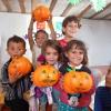 Halloween feiern im syrischen Flüchtlingslager im Libanon? Auf jeden Fall, sagt Jacqueline Flory, die Gründerin von Zeltschule e.V., die ihre Kindheit und Jugend in Weiler im Allgäu verbracht hat. Denn Halloween ist das Fest der Toten und weil jede Familie in den Flüchtlingscamps wichtige Menschen verloren hat, sind Tod und Verlust dort viel präsenter als bei uns. Doch gleich nach dem Fest beginnt der Winter und somit auch der Überlebenskampf in den Camps.
Trotz Tod und Verlust: Jede Möglichkeit für Freude ergreifenIn den Flüchtlingscamps erscheint Halloween in einem etwas anderen Licht als bei uns. Während in Deutschland Verkleiden und Kürbisschnitzen auf dem Programm stehen, schwingen bei den Flüchtlingen im Libanon auch Trauer- und Verlustgefühle mit. Denn jede Familie hat dort Tote zu betrauern und an Halloween kommen die Erinnerungen an diese geliebten Menschen wieder besonders an die Oberfläche. Doch man will Halloween dort trotzdem feiern so gut es geht, und auch, dass man eben diese Menschen, die von uns gegangen sind, gekannt hat, sagt Jacqueline Flory, die Gründerin von Zeltschule e.V. "Momente zum Glücklichsein sind im Leben der geflüchteten Kinder extrem wichtig. Es gibt so wenige Gelegenheiten rückhaltloser Freude, darum ergreifen wir jede Möglichkeit, die sich bietet", erklärt sie. Flory zufolge sind Tot und Verlust in den Camps und bei den Kindern so viel präsenter als bei uns in Deutschland. Doch genau deshalb soll dort Halloween auch gefeiert werden, denn "es wichtig ist einmal im Jahr diese Trauer in etwas Positives zu verwandeln", erzählt Flory.Nach Halloween steht die knallharte Realität vor der TürDoch gleich nach dem Fest beginnt laut der Zeltschule e.V. der Überlebenskampf in den Flüchtlingscamps. Alle wissen, dass nach Halloween bereits der Winter und somit die harte Realität vor der Türe steht, heißt es seitens der Zeltschule. Für alle Geflüchteten sei der Winter eine schreckliche Jahreszeit. Heftige Schneefälle und Minusgrade in der Nacht machen das Leben in den Zelten nämlich schnell lebensgefährlich.Die härteste Zeit des JahresUm sicherzustellen, dass die Flüchtlinge auch diesen Winter überleben, muss die Zeltschule die Öfen in den Wohnzelten bei den harten Witterungsverhältnissen rund um die Uhr befeuern. Nur so kann sichergestellt werden, dass auch nachts die Temperaturen nicht auf einen Wert absinken, der vor allem für Babys, Kleinkinder und ältere Menschen gefährlich wird. Um die Situation in den Camps einem vor Augen zu führen erklärt die Zeltschule: Es gibt keine Möbel in den Wohnzelten, das ganze Leben spielt sich auf Matratzen ab, auf denen tagsüber gegessen oder Hausaufgaben gemacht wird und auf denen man nachts schläft. Da die Kälte des gefrorenen Bodens nachts durch die Matratzen kriecht und die Schlafenden zusätzlich auskühlt, ist es umso lebensnotwendiger, auch nachts zu heizen.Feuerholz rettet LebenDoch das ist nicht so einfach. Denn laut der Zeltschule gibt es zu wenig Diesel für Generatoren. Außerdem machen häufige Stromausfälle Elektroheizer nutzlos. Deshalb will und muss die Zeltschule ihre  Feuerholzbestellungen drastisch erweitern. Feuerholz rettet Leben, heißt es seitens des Vereins.Über die Zeltschule e.V.Der Münchener Verein Zeltschule e.V. baut Schulen direkt in den syrischen Flüchtlingslagern im Libanon und in Syrien. Durch die Bildungsarbeit und die Grundversorgung mit dem Lebensnotwendigsten bekämpft der Verein aktiv Fluchtursachen und schafft den Kindern und ihren Familien damit wieder eine Perspektive. Mittlerweile betreibt der Verein im Libanon und in Syrien insgesamt 43 Schulen. Über 10.000 Kinder besuchen täglich den Unterricht des Vereins. In den Camps der Zeltschule leben 40.000 Menschen. Gegründet wurde der Verein 2015 von Jacqueline Flory. 2021 erhielt sie für ihr Werk den Internationalen Bremer Friedenspreis für beispielhaftes Engagement für Gerechtigkeit, Frieden und Bewahrung der Schöpfung. Allgäuerin erhält den internationalen Bremer Friedenspreis