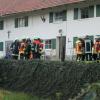 Ein Brand ist laut Polizei am frühen Samstagabend im Erdgeschoss eines landwirtschaftlichen Gebäudes in Dietmannsried ausgebrochen. Der Hauseigentümer hatte demnach versucht, seinen Holzofen in der Küche mit Brandbeschleuniger anzuzünden. 
Ein Mensch wird leicht verletztDie Einsatzkräfte der Feuerwehren Bad Grönenbach, Reichholzried, Herbisried und Ziegelberg konnten das Feuer schnell unter Kontrolle bringen und löschen. Bei dem Brand wurde ein Mensch leicht verletzt. Der Sachschaden liegt im unteren fünfstelligen Bereich, schätzt die Polizei. Polizei ermittelt wegen fahrlässiger KörperverletzungZusätzlich zu den Feuerwehren waren zwei Besatzungen des Rettungsdienstes, ein Rettungshubschrauber, sowie mehrere Streifen der Polizei Kempten vor Ort. 

Die Polizeiinspektion Kempten ermittelt nun wegen fahrlässiger Körperverletzung und wegen eines Verstoßes gegen die Verordnung zur Verhütung von Bränden.