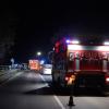 Weil er wohl zu schnell unterwegs war, ist am Samstagabend ein Pritschenwagen bei Offingen (Landkreis Günzburg) von der Straße abgekommen. Das berichtet die Polizei. Das Fahrzeug landete frontal auf dem Boden und kam anschließend auf der Seite zum Liegen.
Pritschenwagen sticht frontal ins Erdreich einDer Fahrer eines Pritschenwagens war am Samstagabend auf der Straße von Peterswörth in Richtung Offingen unterwegs. Wie die ersten Ermittlungen der Polizei ergaben, war er wohl zu schnell unterwegs. In einer leichten Linkskurve kam der Pritschenwagen von der Straße ab, stach frontal in den Boden ein und wurde zurück auf die Straße geschleudert, wo er seitlich zum Liegen kam.Fahrer kommt ohne Verletzungen davonDer 54-jährige Fahrer konnte selbstständig aus seinem Fahrzeug klettern. Er wurde nicht verletzt. Die Feuerwehr Offingen war zur Straßensperrung und Verkehrsregelung an der Unfallstelle im Einsatz. Es entstand ein Schaden von 3.000 Euro.