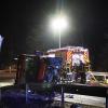 Weil er wohl zu schnell unterwegs war, ist am Samstagabend ein Pritschenwagen bei Offingen (Landkreis Günzburg) von der Straße abgekommen. Das berichtet die Polizei. Das Fahrzeug landete frontal auf dem Boden und kam anschließend auf der Seite zum Liegen.
Pritschenwagen sticht frontal ins Erdreich einDer Fahrer eines Pritschenwagens war am Samstagabend auf der Straße von Peterswörth in Richtung Offingen unterwegs. Wie die ersten Ermittlungen der Polizei ergaben, war er wohl zu schnell unterwegs. In einer leichten Linkskurve kam der Pritschenwagen von der Straße ab, stach frontal in den Boden ein und wurde zurück auf die Straße geschleudert, wo er seitlich zum Liegen kam.Fahrer kommt ohne Verletzungen davonDer 54-jährige Fahrer konnte selbstständig aus seinem Fahrzeug klettern. Er wurde nicht verletzt. Die Feuerwehr Offingen war zur Straßensperrung und Verkehrsregelung an der Unfallstelle im Einsatz. Es entstand ein Schaden von 3.000 Euro.