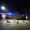 Weil er wohl zu schnell unterwegs war, ist am Samstagabend ein Pritschenwagen bei Offingen (Landkreis Günzburg) von der Straße abgekommen. Das berichtet die Polizei. Das Fahrzeug landete frontal auf dem Boden und kam anschließend auf der Seite zum Liegen.
Pritschenwagen sticht frontal ins Erdreich einDer Fahrer eines Pritschenwagens war am Samstagabend auf der Straße von Peterswörth in Richtung Offingen unterwegs. Wie die ersten Ermittlungen der Polizei ergaben, war er wohl zu schnell unterwegs. In einer leichten Linkskurve kam der Pritschenwagen von der Straße ab, stach frontal in den Boden ein und wurde zurück auf die Straße geschleudert, wo er seitlich zum Liegen kam.Fahrer kommt ohne Verletzungen davonDer 54-jährige Fahrer konnte selbstständig aus seinem Fahrzeug klettern. Er wurde nicht verletzt. Die Feuerwehr Offingen war zur Straßensperrung und Verkehrsregelung an der Unfallstelle im Einsatz. Es entstand ein Schaden von 3.000 Euro.