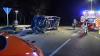 Weil er wohl zu schnell unterwegs war, ist am Samstagabend ein Pritschenwagen bei Offingen (Landkreis Günzburg) von der Straße abgekommen. Das berichtet die Polizei. Das Fahrzeug landete frontal auf dem Boden und kam anschließend auf der Seite zum Liegen.
Pritschenwagen sticht frontal ins Erdreich einDer Fahrer eines Pritschenwagens war am Samstagabend auf der Straße von Peterswörth in Richtung Offingen unterwegs. Wie die ersten Ermittlungen der Polizei ergaben, war er wohl zu schnell unterwegs. In einer leichten Linkskurve kam der Pritschenwagen von der Straße ab, stach frontal in den Boden ein und wurde zurück auf die Straße geschleudert, wo er seitlich zum Liegen kam.Fahrer kommt ohne Verletzungen davonDer 54-jährige Fahrer konnte selbstständig aus seinem Fahrzeug klettern. Er wurde nicht verletzt. Die Feuerwehr Offingen war zur Straßensperrung und Verkehrsregelung an der Unfallstelle im Einsatz. Es entstand ein Schaden von 3.000 Euro.