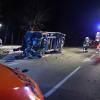 Weil er wohl zu schnell unterwegs war, ist am Samstagabend ein Pritschenwagen bei Offingen (Landkreis Günzburg) von der Straße abgekommen. Das berichtet die Polizei. Das Fahrzeug landete frontal auf dem Boden und kam anschließend auf der Seite zum Liegen.
Pritschenwagen sticht frontal ins Erdreich einDer Fahrer eines Pritschenwagens war am Samstagabend auf der Straße von Peterswörth in Richtung Offingen unterwegs. Wie die ersten Ermittlungen der Polizei ergaben, war er wohl zu schnell unterwegs. In einer leichten Linkskurve kam der Pritschenwagen von der Straße ab, stach frontal in den Boden ein und wurde zurück auf die Straße geschleudert, wo er seitlich zum Liegen kam.Fahrer kommt ohne Verletzungen davonDer 54-jährige Fahrer konnte selbstständig aus seinem Fahrzeug klettern. Er wurde nicht verletzt. Die Feuerwehr Offingen war zur Straßensperrung und Verkehrsregelung an der Unfallstelle im Einsatz. Es entstand ein Schaden von 3.000 Euro.