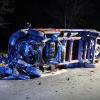 Weil er wohl zu schnell unterwegs war, ist am Samstagabend ein Pritschenwagen bei Offingen (Landkreis Günzburg) von der Straße abgekommen. Das berichtet die Polizei. Das Fahrzeug landete frontal auf dem Boden und kam anschließend auf der Seite zum Liegen.
Pritschenwagen sticht frontal ins Erdreich einDer Fahrer eines Pritschenwagens war am Samstagabend auf der Straße von Peterswörth in Richtung Offingen unterwegs. Wie die ersten Ermittlungen der Polizei ergaben, war er wohl zu schnell unterwegs. In einer leichten Linkskurve kam der Pritschenwagen von der Straße ab, stach frontal in den Boden ein und wurde zurück auf die Straße geschleudert, wo er seitlich zum Liegen kam.Fahrer kommt ohne Verletzungen davonDer 54-jährige Fahrer konnte selbstständig aus seinem Fahrzeug klettern. Er wurde nicht verletzt. Die Feuerwehr Offingen war zur Straßensperrung und Verkehrsregelung an der Unfallstelle im Einsatz. Es entstand ein Schaden von 3.000 Euro.