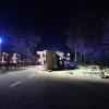 Weil er wohl zu schnell unterwegs war, ist am Samstagabend ein Pritschenwagen bei Offingen (Landkreis Günzburg) von der Straße abgekommen. Das berichtet die Polizei. Das Fahrzeug landete frontal auf dem Boden und kam anschließend auf der Seite zum Liegen.
Pritschenwagen sticht frontal ins Erdreich einDer Fahrer eines Pritschenwagens war am Samstagabend auf der Straße von Peterswörth in Richtung Offingen unterwegs. Wie die ersten Ermittlungen der Polizei ergaben, war er wohl zu schnell unterwegs. In einer leichten Linkskurve kam der Pritschenwagen von der Straße ab, stach frontal in den Boden ein und wurde zurück auf die Straße geschleudert, wo er seitlich zum Liegen kam.Fahrer kommt ohne Verletzungen davonDer 54-jährige Fahrer konnte selbstständig aus seinem Fahrzeug klettern. Er wurde nicht verletzt. Die Feuerwehr Offingen war zur Straßensperrung und Verkehrsregelung an der Unfallstelle im Einsatz. Es entstand ein Schaden von 3.000 Euro.