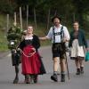 Nach einem verregneten und teil stürmischem Wochenende kehrten am Montag die letzten Allgäuer Älpler mit ihren Tieren ins Tal zurück - und das sogar bei gelegentlichem Sonnenschein. Der Viehscheid in Memhölz ist mit nur etwa 40 Tieren eine der kleinsten Veranstaltungen seiner Art im Allgäu - trotzdem sind hier Jahr für Jahr viele Besucher dabei. Der Grund ist klar: Der Viehscheid in Memhölz gehört zu den familiärsten in der ganzen Region. 
Viehscheid Memhölz mit Kranzrind
Alle Rinder kehren heim: Die gute Nachricht vom Viehscheid in Memhölz - auch heuer wurde die Herde wieder von einem Kranzrind angeführt. Ein Zeichen für einen unfallfreien Bergsommer.