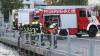 Weitere ehrenamtliche Verstärkung, sucht aktuell die Freiwillige Feuerwehr Sonthofen. Vereinfacht wird die Ausbildung jetzt auch durch eine Modulare Truppausbildung, so Daniel Meßmang, Jugendwart und Zugführer bei der Feuerwehr Sonthofen. Bereits in den Jahren 2021 und 2022 konnte die Feuerwehr Sonthofen 14 neue Kameradinnen und Kameraden aufnehmen, trotz Corona! Doch jetzt kann jeder als ehrenamtlicher Helfer in die Feuerwehr eintreten, ohne davor in der Jugendgruppe der Feuerwehr gewesen zu sein. Wie das funktioniert, und auch wie die Ausbildung abläuft, erklärt Zugführer und Jugendwart Daniel Meßmang gegenüber all-in.de in einem Interview:
Was für eine besondere Ausbildungsmöglichkeit gibt es jetzt bei der Feuerwehr Sonthofen?
Daniel Meßmang: Zunächst muss jeder Feuerwehrdienstleistende die Modulare Truppausbildung abschließen, das ist die Grundausbildung in der Feuerwehr, bei welcher die Grundtätigkeiten im Bereich Brennen und Löschen sowie in der Technischen Hilfeleistung vermittelt werden. Wir haben dies während der Corona Pandemie auch online vermittelt und hierzu eigenes Equipment, wie Kamera, Mikrofon und Lautsprecher angeschafft. Der nächste Grundlehrgang beginnt zum 17. Oktober 2022 und diesmal haben wir für die einzelnen Ausbildungsabschnitte gemeinsam mit unseren Abteilungswehren einzelne Stationsausbildungen in und um die Markthalle vorgesehen.

Danach haben wir in der Feuerwehr Sonthofen ein breites Spektrum an Möglichkeiten, um sein Wissen weiter zu vertiefen. Hier findet sich sicher für jeden ein geeignetes Feld. Sei es die Höhen- und Tiefenrettung, der Umgang mit Gefahrstoffen, die Abwicklung des Funkverkehrs, etc.Wie kam es dazu, dass sich die Feuerwehr Sonthofen dazu entschied?
Daniel Meßmang: Aufgrund der Corona-Pandemie haben wir einen gewissen Ausbildungsstau. Wir haben eine Vielzahl an Jugendlichen aber auch an Spätberufenen, die wir daher noch ausbilden wollen und müssen. Daher haben wir uns in der Vergangenheit für den Online Lehrgang und nun für die Stationsausbildung in und um die Markthalle entschieden.Die Feuerwehr Sonthofen ist im Oberallgäu in Sachen Ausbildung gut aufgestellt, wie kam es dazu?
Daniel Meßmang: Wir versuchen uns stetig weiter zu verbessern und die Ausbildung möglichst praxisbezogen durchzuführen. Die Theorie wird natürlich auch vermittelt, den Fokus legen wir aber auf die praxisnahe Ausbildung am Fahrzeug und an den Geräten. So haben wir zur Gewinnung von jugendlichen Nachwuchskräften erst eine Aktion an der Mittelschule in Sonthofen durchgeführt, bei welcher die Schülerinnen und Schüler (unter Tragen unserer Schutzausrüstung) auch gleich mit Schere und Spreizer arbeiten durften. So wurden von uns mitgebrachte Autotüren, Rohre und Leitungen zerschnitten und zusammen gedrückt.Braucht man irgendwelche Vorkenntnisse, um an der Ausbildung teilzunehmen?
Daniel Meßmang: Nein. Wünschenswert ist natürlich eine Portion Motivation und den Wunsch, anderen in schwierigen Situationen helfen zu wollen und hierfür einen Teil seiner Freizeit zu verwenden. Laut dem Feuerwehrgesetz können Jugendliche ab dem 12. Lebensjahr mit machen und bei uns einsteigen. Gerne sind auch Spätberufene willkommen.Wie läuft die Ausbildung ab und wie lange dauert sie?
Daniel Meßmang: Das Basismodul der Modularen Truppausbildung dauert etwa ein halbes Jahr. Danach folgen einzelne Module, wie Technische Hilfeleistung und der Umhang mit den tragbaren Leitern sowie der Drehleiter.Was wird in der Ausbildung alles ausgebildet?
Daniel Meßmang: Wir beginnen mit den Grundtätigkeiten eins jeden Feuerwehrdienstleistenden, den Gefahren an der Einsatzstelle und wie wir diese bekämpfen können. Das betrifft das Brennen und Löschen, aber z.B. auch wie bei einem Einsturz oder einem Austritt von Ammoniak im Eisstadion Sonthofen zu reagieren wäre.Wo kann man sich melden, wenn man dabei sein will?
Daniel Meßmang: Am Besten per Mail unter daniel.messmang@feuerwehr-sonthofen.de oder markus.adler@feuerwehr-sonthofen.de. Gerne kann man sich auch direkt über unsere Facebook oder Instagram Seite melden.