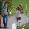 Nach einem verregneten und teil stürmischem Wochenende kehrten am Montag die letzten Allgäuer Älpler mit ihren Tieren ins Tal zurück - und das sogar bei gelegentlichem Sonnenschein. Der Viehscheid in Memhölz ist mit nur etwa 40 Tieren eine der kleinsten Veranstaltungen seiner Art im Allgäu - trotzdem sind hier Jahr für Jahr viele Besucher dabei. Der Grund ist klar: Der Viehscheid in Memhölz gehört zu den familiärsten in der ganzen Region. 
Viehscheid Memhölz mit Kranzrind
Alle Rinder kehren heim: Die gute Nachricht vom Viehscheid in Memhölz - auch heuer wurde die Herde wieder von einem Kranzrind angeführt. Ein Zeichen für einen unfallfreien Bergsommer.