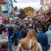 Nach zwei Jahren Corona-Pause ist am Samstag der Memminger Jahrmarkt 2022 eröffnet worden. Im vergangenen Jahr hatte pandemiebedingt nur ein deutlich kleinerer Herbstmarkt stattfinden können. Vom 08. bis 16. Oktober findet der Memminger Jahrmarkt im Bereich St.-Josefs-Kirchplatz, Königsgraben, Kaisergraben, Westertorplatz und Schweizerberg statt. Die Nachtbilder unserer Galerie wurden Samstagnacht aufgenommen, die Tagbilder am Sonntagnachmittag.
Bürgermeisterin Margareta Böckh eröffnet Memminger Jahrmarkt