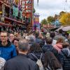 Nach zwei Jahren Corona-Pause ist am Samstag der Memminger Jahrmarkt 2022 eröffnet worden. Im vergangenen Jahr hatte pandemiebedingt nur ein deutlich kleinerer Herbstmarkt stattfinden können. Vom 08. bis 16. Oktober findet der Memminger Jahrmarkt im Bereich St.-Josefs-Kirchplatz, Königsgraben, Kaisergraben, Westertorplatz und Schweizerberg statt. Die Nachtbilder unserer Galerie wurden Samstagnacht aufgenommen, die Tagbilder am Sonntagnachmittag.
Bürgermeisterin Margareta Böckh eröffnet Memminger Jahrmarkt