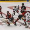 Das erste Heimspiel der neuen Saison ging für die Indians komplett in die Hose. Gegen die Blue Devils Weiden setzte es nach 60 Minuten ein deutliches 1:6. Exakt 2208 Zuschauer sahen die Partie. 
Schon vor dem Spiel wurden die Fans der Indians erstmals auf die Probe gestellt. Der Einlass, bei strömendem Regen, verzögerte sich erheblich und sorgte schon vor Spielbeginn für lange Gesichter.
Verzögerung beim Einlass Nachdem am Vortagdas Spiel der Bundesliga-Frauen aufgrund zu hoher Kohlenmonoxidwerte abgebrochen werden musste, war die Memminger Eishalle unter stetiger Beobachtung. Ein kurzzeitiger Verdachtsmoment sorgte dann für einen vorsorglichen Alarm, der eine erhebliche Verzögerung im Ablauf zur Folge hatte. Nachdem die Fehlerquelle durch die rasch arbeitenden Einsatzkräfte vor Ort identifiziert und behoben wurde, konnte das Spiel dann um kurz nach halb sieben starten.Blue Devils Weiden haben die Indians voll im GriffBereits im ersten Drittel stellten die Gäste aus Oberpfalz die Weichen auf Sieg. Gedanklich war das Team von Sebastian Buchwieser den Indianern immer einen Schritt voraus. So stand es nach den ersten zwanzig Minuten 3:0 für die Gäste, die ihren Matchplan konsequent verfolgten. Robert Hechtl, Martin Heinisch und Luca Gläser trafen für die Blau-Weißen.

Im zweiten Drittel war es erneut der EV Weiden, der mit einem weiteren Treffer auf und davon zog. Ex-Indianer Fabian Voit netzte abgezockt zum 4:0 ein. Die Indians verkürzten in der 28.Minute zwar durch Jaro Hafenrichter auf 1:4, aber für mehr reichte es nicht. Zu harmlos gestaltete sich das Spiel auf Seiten der Indianer, um kompakt stehenden Blue Devils gefährlich zu werden.

Auch im letzten Drittel fehlte es an Kreativität. Memmingen versuchte anzulaufen, konnte aber keine Durchschlagskraft entfachen. So war es erneut der EVW, der die Unordnung in den Indianer-Reihen eiskalt bestrafte. Zuerst erhöhte Fabian Voit auf 5:1, ehe Luca Gläser mit dem 6:1 den Schlusspunkt in der Begegnung setzte.