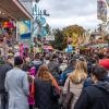 Nach zwei Jahren Corona-Pause ist am Samstag der Memminger Jahrmarkt 2022 eröffnet worden. Im vergangenen Jahr hatte pandemiebedingt nur ein deutlich kleinerer Herbstmarkt stattfinden können. Vom 08. bis 16. Oktober findet der Memminger Jahrmarkt im Bereich St.-Josefs-Kirchplatz, Königsgraben, Kaisergraben, Westertorplatz und Schweizerberg statt. Die Nachtbilder unserer Galerie wurden Samstagnacht aufgenommen, die Tagbilder am Sonntagnachmittag.
Bürgermeisterin Margareta Böckh eröffnet Memminger Jahrmarkt