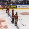 Das erste Heimspiel der neuen Saison ging für die Indians komplett in die Hose. Gegen die Blue Devils Weiden setzte es nach 60 Minuten ein deutliches 1:6. Exakt 2208 Zuschauer sahen die Partie. 
Schon vor dem Spiel wurden die Fans der Indians erstmals auf die Probe gestellt. Der Einlass, bei strömendem Regen, verzögerte sich erheblich und sorgte schon vor Spielbeginn für lange Gesichter.
Verzögerung beim Einlass Nachdem am Vortagdas Spiel der Bundesliga-Frauen aufgrund zu hoher Kohlenmonoxidwerte abgebrochen werden musste, war die Memminger Eishalle unter stetiger Beobachtung. Ein kurzzeitiger Verdachtsmoment sorgte dann für einen vorsorglichen Alarm, der eine erhebliche Verzögerung im Ablauf zur Folge hatte. Nachdem die Fehlerquelle durch die rasch arbeitenden Einsatzkräfte vor Ort identifiziert und behoben wurde, konnte das Spiel dann um kurz nach halb sieben starten.Blue Devils Weiden haben die Indians voll im GriffBereits im ersten Drittel stellten die Gäste aus Oberpfalz die Weichen auf Sieg. Gedanklich war das Team von Sebastian Buchwieser den Indianern immer einen Schritt voraus. So stand es nach den ersten zwanzig Minuten 3:0 für die Gäste, die ihren Matchplan konsequent verfolgten. Robert Hechtl, Martin Heinisch und Luca Gläser trafen für die Blau-Weißen.

Im zweiten Drittel war es erneut der EV Weiden, der mit einem weiteren Treffer auf und davon zog. Ex-Indianer Fabian Voit netzte abgezockt zum 4:0 ein. Die Indians verkürzten in der 28.Minute zwar durch Jaro Hafenrichter auf 1:4, aber für mehr reichte es nicht. Zu harmlos gestaltete sich das Spiel auf Seiten der Indianer, um kompakt stehenden Blue Devils gefährlich zu werden.

Auch im letzten Drittel fehlte es an Kreativität. Memmingen versuchte anzulaufen, konnte aber keine Durchschlagskraft entfachen. So war es erneut der EVW, der die Unordnung in den Indianer-Reihen eiskalt bestrafte. Zuerst erhöhte Fabian Voit auf 5:1, ehe Luca Gläser mit dem 6:1 den Schlusspunkt in der Begegnung setzte.