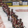 Das erste Heimspiel der neuen Saison ging für die Indians komplett in die Hose. Gegen die Blue Devils Weiden setzte es nach 60 Minuten ein deutliches 1:6. Exakt 2208 Zuschauer sahen die Partie. 
Schon vor dem Spiel wurden die Fans der Indians erstmals auf die Probe gestellt. Der Einlass, bei strömendem Regen, verzögerte sich erheblich und sorgte schon vor Spielbeginn für lange Gesichter.
Verzögerung beim Einlass Nachdem am Vortagdas Spiel der Bundesliga-Frauen aufgrund zu hoher Kohlenmonoxidwerte abgebrochen werden musste, war die Memminger Eishalle unter stetiger Beobachtung. Ein kurzzeitiger Verdachtsmoment sorgte dann für einen vorsorglichen Alarm, der eine erhebliche Verzögerung im Ablauf zur Folge hatte. Nachdem die Fehlerquelle durch die rasch arbeitenden Einsatzkräfte vor Ort identifiziert und behoben wurde, konnte das Spiel dann um kurz nach halb sieben starten.Blue Devils Weiden haben die Indians voll im GriffBereits im ersten Drittel stellten die Gäste aus Oberpfalz die Weichen auf Sieg. Gedanklich war das Team von Sebastian Buchwieser den Indianern immer einen Schritt voraus. So stand es nach den ersten zwanzig Minuten 3:0 für die Gäste, die ihren Matchplan konsequent verfolgten. Robert Hechtl, Martin Heinisch und Luca Gläser trafen für die Blau-Weißen.

Im zweiten Drittel war es erneut der EV Weiden, der mit einem weiteren Treffer auf und davon zog. Ex-Indianer Fabian Voit netzte abgezockt zum 4:0 ein. Die Indians verkürzten in der 28.Minute zwar durch Jaro Hafenrichter auf 1:4, aber für mehr reichte es nicht. Zu harmlos gestaltete sich das Spiel auf Seiten der Indianer, um kompakt stehenden Blue Devils gefährlich zu werden.

Auch im letzten Drittel fehlte es an Kreativität. Memmingen versuchte anzulaufen, konnte aber keine Durchschlagskraft entfachen. So war es erneut der EVW, der die Unordnung in den Indianer-Reihen eiskalt bestrafte. Zuerst erhöhte Fabian Voit auf 5:1, ehe Luca Gläser mit dem 6:1 den Schlusspunkt in der Begegnung setzte.