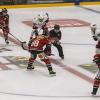 Das erste Heimspiel der neuen Saison ging für die Indians komplett in die Hose. Gegen die Blue Devils Weiden setzte es nach 60 Minuten ein deutliches 1:6. Exakt 2208 Zuschauer sahen die Partie. 
Schon vor dem Spiel wurden die Fans der Indians erstmals auf die Probe gestellt. Der Einlass, bei strömendem Regen, verzögerte sich erheblich und sorgte schon vor Spielbeginn für lange Gesichter.
Verzögerung beim Einlass Nachdem am Vortagdas Spiel der Bundesliga-Frauen aufgrund zu hoher Kohlenmonoxidwerte abgebrochen werden musste, war die Memminger Eishalle unter stetiger Beobachtung. Ein kurzzeitiger Verdachtsmoment sorgte dann für einen vorsorglichen Alarm, der eine erhebliche Verzögerung im Ablauf zur Folge hatte. Nachdem die Fehlerquelle durch die rasch arbeitenden Einsatzkräfte vor Ort identifiziert und behoben wurde, konnte das Spiel dann um kurz nach halb sieben starten.Blue Devils Weiden haben die Indians voll im GriffBereits im ersten Drittel stellten die Gäste aus Oberpfalz die Weichen auf Sieg. Gedanklich war das Team von Sebastian Buchwieser den Indianern immer einen Schritt voraus. So stand es nach den ersten zwanzig Minuten 3:0 für die Gäste, die ihren Matchplan konsequent verfolgten. Robert Hechtl, Martin Heinisch und Luca Gläser trafen für die Blau-Weißen.

Im zweiten Drittel war es erneut der EV Weiden, der mit einem weiteren Treffer auf und davon zog. Ex-Indianer Fabian Voit netzte abgezockt zum 4:0 ein. Die Indians verkürzten in der 28.Minute zwar durch Jaro Hafenrichter auf 1:4, aber für mehr reichte es nicht. Zu harmlos gestaltete sich das Spiel auf Seiten der Indianer, um kompakt stehenden Blue Devils gefährlich zu werden.

Auch im letzten Drittel fehlte es an Kreativität. Memmingen versuchte anzulaufen, konnte aber keine Durchschlagskraft entfachen. So war es erneut der EVW, der die Unordnung in den Indianer-Reihen eiskalt bestrafte. Zuerst erhöhte Fabian Voit auf 5:1, ehe Luca Gläser mit dem 6:1 den Schlusspunkt in der Begegnung setzte.