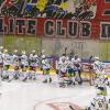 Das erste Heimspiel der neuen Saison ging für die Indians komplett in die Hose. Gegen die Blue Devils Weiden setzte es nach 60 Minuten ein deutliches 1:6. Exakt 2208 Zuschauer sahen die Partie. 
Schon vor dem Spiel wurden die Fans der Indians erstmals auf die Probe gestellt. Der Einlass, bei strömendem Regen, verzögerte sich erheblich und sorgte schon vor Spielbeginn für lange Gesichter.
Verzögerung beim Einlass Nachdem am Vortagdas Spiel der Bundesliga-Frauen aufgrund zu hoher Kohlenmonoxidwerte abgebrochen werden musste, war die Memminger Eishalle unter stetiger Beobachtung. Ein kurzzeitiger Verdachtsmoment sorgte dann für einen vorsorglichen Alarm, der eine erhebliche Verzögerung im Ablauf zur Folge hatte. Nachdem die Fehlerquelle durch die rasch arbeitenden Einsatzkräfte vor Ort identifiziert und behoben wurde, konnte das Spiel dann um kurz nach halb sieben starten.Blue Devils Weiden haben die Indians voll im GriffBereits im ersten Drittel stellten die Gäste aus Oberpfalz die Weichen auf Sieg. Gedanklich war das Team von Sebastian Buchwieser den Indianern immer einen Schritt voraus. So stand es nach den ersten zwanzig Minuten 3:0 für die Gäste, die ihren Matchplan konsequent verfolgten. Robert Hechtl, Martin Heinisch und Luca Gläser trafen für die Blau-Weißen.

Im zweiten Drittel war es erneut der EV Weiden, der mit einem weiteren Treffer auf und davon zog. Ex-Indianer Fabian Voit netzte abgezockt zum 4:0 ein. Die Indians verkürzten in der 28.Minute zwar durch Jaro Hafenrichter auf 1:4, aber für mehr reichte es nicht. Zu harmlos gestaltete sich das Spiel auf Seiten der Indianer, um kompakt stehenden Blue Devils gefährlich zu werden.

Auch im letzten Drittel fehlte es an Kreativität. Memmingen versuchte anzulaufen, konnte aber keine Durchschlagskraft entfachen. So war es erneut der EVW, der die Unordnung in den Indianer-Reihen eiskalt bestrafte. Zuerst erhöhte Fabian Voit auf 5:1, ehe Luca Gläser mit dem 6:1 den Schlusspunkt in der Begegnung setzte.