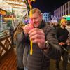 Nach zwei Jahren Corona-Pause ist am Samstag der Memminger Jahrmarkt 2022 eröffnet worden. Im vergangenen Jahr hatte pandemiebedingt nur ein deutlich kleinerer Herbstmarkt stattfinden können. Vom 08. bis 16. Oktober findet der Memminger Jahrmarkt im Bereich St.-Josefs-Kirchplatz, Königsgraben, Kaisergraben, Westertorplatz und Schweizerberg statt. Die Nachtbilder unserer Galerie wurden Samstagnacht aufgenommen, die Tagbilder am Sonntagnachmittag.
Bürgermeisterin Margareta Böckh eröffnet Memminger Jahrmarkt