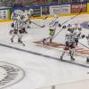 Das erste Heimspiel der neuen Saison ging für die Indians komplett in die Hose. Gegen die Blue Devils Weiden setzte es nach 60 Minuten ein deutliches 1:6. Exakt 2208 Zuschauer sahen die Partie. 
Schon vor dem Spiel wurden die Fans der Indians erstmals auf die Probe gestellt. Der Einlass, bei strömendem Regen, verzögerte sich erheblich und sorgte schon vor Spielbeginn für lange Gesichter.
Verzögerung beim Einlass Nachdem am Vortagdas Spiel der Bundesliga-Frauen aufgrund zu hoher Kohlenmonoxidwerte abgebrochen werden musste, war die Memminger Eishalle unter stetiger Beobachtung. Ein kurzzeitiger Verdachtsmoment sorgte dann für einen vorsorglichen Alarm, der eine erhebliche Verzögerung im Ablauf zur Folge hatte. Nachdem die Fehlerquelle durch die rasch arbeitenden Einsatzkräfte vor Ort identifiziert und behoben wurde, konnte das Spiel dann um kurz nach halb sieben starten.Blue Devils Weiden haben die Indians voll im GriffBereits im ersten Drittel stellten die Gäste aus Oberpfalz die Weichen auf Sieg. Gedanklich war das Team von Sebastian Buchwieser den Indianern immer einen Schritt voraus. So stand es nach den ersten zwanzig Minuten 3:0 für die Gäste, die ihren Matchplan konsequent verfolgten. Robert Hechtl, Martin Heinisch und Luca Gläser trafen für die Blau-Weißen.

Im zweiten Drittel war es erneut der EV Weiden, der mit einem weiteren Treffer auf und davon zog. Ex-Indianer Fabian Voit netzte abgezockt zum 4:0 ein. Die Indians verkürzten in der 28.Minute zwar durch Jaro Hafenrichter auf 1:4, aber für mehr reichte es nicht. Zu harmlos gestaltete sich das Spiel auf Seiten der Indianer, um kompakt stehenden Blue Devils gefährlich zu werden.

Auch im letzten Drittel fehlte es an Kreativität. Memmingen versuchte anzulaufen, konnte aber keine Durchschlagskraft entfachen. So war es erneut der EVW, der die Unordnung in den Indianer-Reihen eiskalt bestrafte. Zuerst erhöhte Fabian Voit auf 5:1, ehe Luca Gläser mit dem 6:1 den Schlusspunkt in der Begegnung setzte.