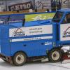 Das erste Heimspiel der neuen Saison ging für die Indians komplett in die Hose. Gegen die Blue Devils Weiden setzte es nach 60 Minuten ein deutliches 1:6. Exakt 2208 Zuschauer sahen die Partie. 
Schon vor dem Spiel wurden die Fans der Indians erstmals auf die Probe gestellt. Der Einlass, bei strömendem Regen, verzögerte sich erheblich und sorgte schon vor Spielbeginn für lange Gesichter.
Verzögerung beim Einlass Nachdem am Vortagdas Spiel der Bundesliga-Frauen aufgrund zu hoher Kohlenmonoxidwerte abgebrochen werden musste, war die Memminger Eishalle unter stetiger Beobachtung. Ein kurzzeitiger Verdachtsmoment sorgte dann für einen vorsorglichen Alarm, der eine erhebliche Verzögerung im Ablauf zur Folge hatte. Nachdem die Fehlerquelle durch die rasch arbeitenden Einsatzkräfte vor Ort identifiziert und behoben wurde, konnte das Spiel dann um kurz nach halb sieben starten.Blue Devils Weiden haben die Indians voll im GriffBereits im ersten Drittel stellten die Gäste aus Oberpfalz die Weichen auf Sieg. Gedanklich war das Team von Sebastian Buchwieser den Indianern immer einen Schritt voraus. So stand es nach den ersten zwanzig Minuten 3:0 für die Gäste, die ihren Matchplan konsequent verfolgten. Robert Hechtl, Martin Heinisch und Luca Gläser trafen für die Blau-Weißen.

Im zweiten Drittel war es erneut der EV Weiden, der mit einem weiteren Treffer auf und davon zog. Ex-Indianer Fabian Voit netzte abgezockt zum 4:0 ein. Die Indians verkürzten in der 28.Minute zwar durch Jaro Hafenrichter auf 1:4, aber für mehr reichte es nicht. Zu harmlos gestaltete sich das Spiel auf Seiten der Indianer, um kompakt stehenden Blue Devils gefährlich zu werden.

Auch im letzten Drittel fehlte es an Kreativität. Memmingen versuchte anzulaufen, konnte aber keine Durchschlagskraft entfachen. So war es erneut der EVW, der die Unordnung in den Indianer-Reihen eiskalt bestrafte. Zuerst erhöhte Fabian Voit auf 5:1, ehe Luca Gläser mit dem 6:1 den Schlusspunkt in der Begegnung setzte.