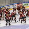 Das erste Heimspiel der neuen Saison ging für die Indians komplett in die Hose. Gegen die Blue Devils Weiden setzte es nach 60 Minuten ein deutliches 1:6. Exakt 2208 Zuschauer sahen die Partie. 
Schon vor dem Spiel wurden die Fans der Indians erstmals auf die Probe gestellt. Der Einlass, bei strömendem Regen, verzögerte sich erheblich und sorgte schon vor Spielbeginn für lange Gesichter.
Verzögerung beim Einlass Nachdem am Vortagdas Spiel der Bundesliga-Frauen aufgrund zu hoher Kohlenmonoxidwerte abgebrochen werden musste, war die Memminger Eishalle unter stetiger Beobachtung. Ein kurzzeitiger Verdachtsmoment sorgte dann für einen vorsorglichen Alarm, der eine erhebliche Verzögerung im Ablauf zur Folge hatte. Nachdem die Fehlerquelle durch die rasch arbeitenden Einsatzkräfte vor Ort identifiziert und behoben wurde, konnte das Spiel dann um kurz nach halb sieben starten.Blue Devils Weiden haben die Indians voll im GriffBereits im ersten Drittel stellten die Gäste aus Oberpfalz die Weichen auf Sieg. Gedanklich war das Team von Sebastian Buchwieser den Indianern immer einen Schritt voraus. So stand es nach den ersten zwanzig Minuten 3:0 für die Gäste, die ihren Matchplan konsequent verfolgten. Robert Hechtl, Martin Heinisch und Luca Gläser trafen für die Blau-Weißen.

Im zweiten Drittel war es erneut der EV Weiden, der mit einem weiteren Treffer auf und davon zog. Ex-Indianer Fabian Voit netzte abgezockt zum 4:0 ein. Die Indians verkürzten in der 28.Minute zwar durch Jaro Hafenrichter auf 1:4, aber für mehr reichte es nicht. Zu harmlos gestaltete sich das Spiel auf Seiten der Indianer, um kompakt stehenden Blue Devils gefährlich zu werden.

Auch im letzten Drittel fehlte es an Kreativität. Memmingen versuchte anzulaufen, konnte aber keine Durchschlagskraft entfachen. So war es erneut der EVW, der die Unordnung in den Indianer-Reihen eiskalt bestrafte. Zuerst erhöhte Fabian Voit auf 5:1, ehe Luca Gläser mit dem 6:1 den Schlusspunkt in der Begegnung setzte.