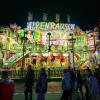 Nach zwei Jahren Corona-Pause ist am Samstag der Memminger Jahrmarkt 2022 eröffnet worden. Im vergangenen Jahr hatte pandemiebedingt nur ein deutlich kleinerer Herbstmarkt stattfinden können. Vom 08. bis 16. Oktober findet der Memminger Jahrmarkt im Bereich St.-Josefs-Kirchplatz, Königsgraben, Kaisergraben, Westertorplatz und Schweizerberg statt. Die Nachtbilder unserer Galerie wurden Samstagnacht aufgenommen, die Tagbilder am Sonntagnachmittag.
Bürgermeisterin Margareta Böckh eröffnet Memminger Jahrmarkt