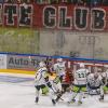 Das erste Heimspiel der neuen Saison ging für die Indians komplett in die Hose. Gegen die Blue Devils Weiden setzte es nach 60 Minuten ein deutliches 1:6. Exakt 2208 Zuschauer sahen die Partie. 
Schon vor dem Spiel wurden die Fans der Indians erstmals auf die Probe gestellt. Der Einlass, bei strömendem Regen, verzögerte sich erheblich und sorgte schon vor Spielbeginn für lange Gesichter.
Verzögerung beim Einlass Nachdem am Vortagdas Spiel der Bundesliga-Frauen aufgrund zu hoher Kohlenmonoxidwerte abgebrochen werden musste, war die Memminger Eishalle unter stetiger Beobachtung. Ein kurzzeitiger Verdachtsmoment sorgte dann für einen vorsorglichen Alarm, der eine erhebliche Verzögerung im Ablauf zur Folge hatte. Nachdem die Fehlerquelle durch die rasch arbeitenden Einsatzkräfte vor Ort identifiziert und behoben wurde, konnte das Spiel dann um kurz nach halb sieben starten.Blue Devils Weiden haben die Indians voll im GriffBereits im ersten Drittel stellten die Gäste aus Oberpfalz die Weichen auf Sieg. Gedanklich war das Team von Sebastian Buchwieser den Indianern immer einen Schritt voraus. So stand es nach den ersten zwanzig Minuten 3:0 für die Gäste, die ihren Matchplan konsequent verfolgten. Robert Hechtl, Martin Heinisch und Luca Gläser trafen für die Blau-Weißen.

Im zweiten Drittel war es erneut der EV Weiden, der mit einem weiteren Treffer auf und davon zog. Ex-Indianer Fabian Voit netzte abgezockt zum 4:0 ein. Die Indians verkürzten in der 28.Minute zwar durch Jaro Hafenrichter auf 1:4, aber für mehr reichte es nicht. Zu harmlos gestaltete sich das Spiel auf Seiten der Indianer, um kompakt stehenden Blue Devils gefährlich zu werden.

Auch im letzten Drittel fehlte es an Kreativität. Memmingen versuchte anzulaufen, konnte aber keine Durchschlagskraft entfachen. So war es erneut der EVW, der die Unordnung in den Indianer-Reihen eiskalt bestrafte. Zuerst erhöhte Fabian Voit auf 5:1, ehe Luca Gläser mit dem 6:1 den Schlusspunkt in der Begegnung setzte.