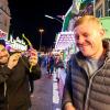 Nach zwei Jahren Corona-Pause ist am Samstag der Memminger Jahrmarkt 2022 eröffnet worden. Im vergangenen Jahr hatte pandemiebedingt nur ein deutlich kleinerer Herbstmarkt stattfinden können. Vom 08. bis 16. Oktober findet der Memminger Jahrmarkt im Bereich St.-Josefs-Kirchplatz, Königsgraben, Kaisergraben, Westertorplatz und Schweizerberg statt. Die Nachtbilder unserer Galerie wurden Samstagnacht aufgenommen, die Tagbilder am Sonntagnachmittag.
Bürgermeisterin Margareta Böckh eröffnet Memminger Jahrmarkt