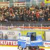 Das erste Heimspiel der neuen Saison ging für die Indians komplett in die Hose. Gegen die Blue Devils Weiden setzte es nach 60 Minuten ein deutliches 1:6. Exakt 2208 Zuschauer sahen die Partie. 
Schon vor dem Spiel wurden die Fans der Indians erstmals auf die Probe gestellt. Der Einlass, bei strömendem Regen, verzögerte sich erheblich und sorgte schon vor Spielbeginn für lange Gesichter.
Verzögerung beim Einlass Nachdem am Vortagdas Spiel der Bundesliga-Frauen aufgrund zu hoher Kohlenmonoxidwerte abgebrochen werden musste, war die Memminger Eishalle unter stetiger Beobachtung. Ein kurzzeitiger Verdachtsmoment sorgte dann für einen vorsorglichen Alarm, der eine erhebliche Verzögerung im Ablauf zur Folge hatte. Nachdem die Fehlerquelle durch die rasch arbeitenden Einsatzkräfte vor Ort identifiziert und behoben wurde, konnte das Spiel dann um kurz nach halb sieben starten.Blue Devils Weiden haben die Indians voll im GriffBereits im ersten Drittel stellten die Gäste aus Oberpfalz die Weichen auf Sieg. Gedanklich war das Team von Sebastian Buchwieser den Indianern immer einen Schritt voraus. So stand es nach den ersten zwanzig Minuten 3:0 für die Gäste, die ihren Matchplan konsequent verfolgten. Robert Hechtl, Martin Heinisch und Luca Gläser trafen für die Blau-Weißen.

Im zweiten Drittel war es erneut der EV Weiden, der mit einem weiteren Treffer auf und davon zog. Ex-Indianer Fabian Voit netzte abgezockt zum 4:0 ein. Die Indians verkürzten in der 28.Minute zwar durch Jaro Hafenrichter auf 1:4, aber für mehr reichte es nicht. Zu harmlos gestaltete sich das Spiel auf Seiten der Indianer, um kompakt stehenden Blue Devils gefährlich zu werden.

Auch im letzten Drittel fehlte es an Kreativität. Memmingen versuchte anzulaufen, konnte aber keine Durchschlagskraft entfachen. So war es erneut der EVW, der die Unordnung in den Indianer-Reihen eiskalt bestrafte. Zuerst erhöhte Fabian Voit auf 5:1, ehe Luca Gläser mit dem 6:1 den Schlusspunkt in der Begegnung setzte.
