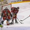 Das erste Heimspiel der neuen Saison ging für die Indians komplett in die Hose. Gegen die Blue Devils Weiden setzte es nach 60 Minuten ein deutliches 1:6. Exakt 2208 Zuschauer sahen die Partie. 
Schon vor dem Spiel wurden die Fans der Indians erstmals auf die Probe gestellt. Der Einlass, bei strömendem Regen, verzögerte sich erheblich und sorgte schon vor Spielbeginn für lange Gesichter.
Verzögerung beim Einlass Nachdem am Vortagdas Spiel der Bundesliga-Frauen aufgrund zu hoher Kohlenmonoxidwerte abgebrochen werden musste, war die Memminger Eishalle unter stetiger Beobachtung. Ein kurzzeitiger Verdachtsmoment sorgte dann für einen vorsorglichen Alarm, der eine erhebliche Verzögerung im Ablauf zur Folge hatte. Nachdem die Fehlerquelle durch die rasch arbeitenden Einsatzkräfte vor Ort identifiziert und behoben wurde, konnte das Spiel dann um kurz nach halb sieben starten.Blue Devils Weiden haben die Indians voll im GriffBereits im ersten Drittel stellten die Gäste aus Oberpfalz die Weichen auf Sieg. Gedanklich war das Team von Sebastian Buchwieser den Indianern immer einen Schritt voraus. So stand es nach den ersten zwanzig Minuten 3:0 für die Gäste, die ihren Matchplan konsequent verfolgten. Robert Hechtl, Martin Heinisch und Luca Gläser trafen für die Blau-Weißen.

Im zweiten Drittel war es erneut der EV Weiden, der mit einem weiteren Treffer auf und davon zog. Ex-Indianer Fabian Voit netzte abgezockt zum 4:0 ein. Die Indians verkürzten in der 28.Minute zwar durch Jaro Hafenrichter auf 1:4, aber für mehr reichte es nicht. Zu harmlos gestaltete sich das Spiel auf Seiten der Indianer, um kompakt stehenden Blue Devils gefährlich zu werden.

Auch im letzten Drittel fehlte es an Kreativität. Memmingen versuchte anzulaufen, konnte aber keine Durchschlagskraft entfachen. So war es erneut der EVW, der die Unordnung in den Indianer-Reihen eiskalt bestrafte. Zuerst erhöhte Fabian Voit auf 5:1, ehe Luca Gläser mit dem 6:1 den Schlusspunkt in der Begegnung setzte.