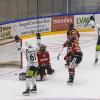 Das erste Heimspiel der neuen Saison ging für die Indians komplett in die Hose. Gegen die Blue Devils Weiden setzte es nach 60 Minuten ein deutliches 1:6. Exakt 2208 Zuschauer sahen die Partie. 
Schon vor dem Spiel wurden die Fans der Indians erstmals auf die Probe gestellt. Der Einlass, bei strömendem Regen, verzögerte sich erheblich und sorgte schon vor Spielbeginn für lange Gesichter.
Verzögerung beim Einlass Nachdem am Vortagdas Spiel der Bundesliga-Frauen aufgrund zu hoher Kohlenmonoxidwerte abgebrochen werden musste, war die Memminger Eishalle unter stetiger Beobachtung. Ein kurzzeitiger Verdachtsmoment sorgte dann für einen vorsorglichen Alarm, der eine erhebliche Verzögerung im Ablauf zur Folge hatte. Nachdem die Fehlerquelle durch die rasch arbeitenden Einsatzkräfte vor Ort identifiziert und behoben wurde, konnte das Spiel dann um kurz nach halb sieben starten.Blue Devils Weiden haben die Indians voll im GriffBereits im ersten Drittel stellten die Gäste aus Oberpfalz die Weichen auf Sieg. Gedanklich war das Team von Sebastian Buchwieser den Indianern immer einen Schritt voraus. So stand es nach den ersten zwanzig Minuten 3:0 für die Gäste, die ihren Matchplan konsequent verfolgten. Robert Hechtl, Martin Heinisch und Luca Gläser trafen für die Blau-Weißen.

Im zweiten Drittel war es erneut der EV Weiden, der mit einem weiteren Treffer auf und davon zog. Ex-Indianer Fabian Voit netzte abgezockt zum 4:0 ein. Die Indians verkürzten in der 28.Minute zwar durch Jaro Hafenrichter auf 1:4, aber für mehr reichte es nicht. Zu harmlos gestaltete sich das Spiel auf Seiten der Indianer, um kompakt stehenden Blue Devils gefährlich zu werden.

Auch im letzten Drittel fehlte es an Kreativität. Memmingen versuchte anzulaufen, konnte aber keine Durchschlagskraft entfachen. So war es erneut der EVW, der die Unordnung in den Indianer-Reihen eiskalt bestrafte. Zuerst erhöhte Fabian Voit auf 5:1, ehe Luca Gläser mit dem 6:1 den Schlusspunkt in der Begegnung setzte.