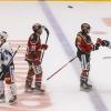 Das erste Heimspiel der neuen Saison ging für die Indians komplett in die Hose. Gegen die Blue Devils Weiden setzte es nach 60 Minuten ein deutliches 1:6. Exakt 2208 Zuschauer sahen die Partie. 
Schon vor dem Spiel wurden die Fans der Indians erstmals auf die Probe gestellt. Der Einlass, bei strömendem Regen, verzögerte sich erheblich und sorgte schon vor Spielbeginn für lange Gesichter.
Verzögerung beim Einlass Nachdem am Vortagdas Spiel der Bundesliga-Frauen aufgrund zu hoher Kohlenmonoxidwerte abgebrochen werden musste, war die Memminger Eishalle unter stetiger Beobachtung. Ein kurzzeitiger Verdachtsmoment sorgte dann für einen vorsorglichen Alarm, der eine erhebliche Verzögerung im Ablauf zur Folge hatte. Nachdem die Fehlerquelle durch die rasch arbeitenden Einsatzkräfte vor Ort identifiziert und behoben wurde, konnte das Spiel dann um kurz nach halb sieben starten.Blue Devils Weiden haben die Indians voll im GriffBereits im ersten Drittel stellten die Gäste aus Oberpfalz die Weichen auf Sieg. Gedanklich war das Team von Sebastian Buchwieser den Indianern immer einen Schritt voraus. So stand es nach den ersten zwanzig Minuten 3:0 für die Gäste, die ihren Matchplan konsequent verfolgten. Robert Hechtl, Martin Heinisch und Luca Gläser trafen für die Blau-Weißen.

Im zweiten Drittel war es erneut der EV Weiden, der mit einem weiteren Treffer auf und davon zog. Ex-Indianer Fabian Voit netzte abgezockt zum 4:0 ein. Die Indians verkürzten in der 28.Minute zwar durch Jaro Hafenrichter auf 1:4, aber für mehr reichte es nicht. Zu harmlos gestaltete sich das Spiel auf Seiten der Indianer, um kompakt stehenden Blue Devils gefährlich zu werden.

Auch im letzten Drittel fehlte es an Kreativität. Memmingen versuchte anzulaufen, konnte aber keine Durchschlagskraft entfachen. So war es erneut der EVW, der die Unordnung in den Indianer-Reihen eiskalt bestrafte. Zuerst erhöhte Fabian Voit auf 5:1, ehe Luca Gläser mit dem 6:1 den Schlusspunkt in der Begegnung setzte.