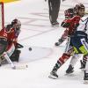 Das erste Heimspiel der neuen Saison ging für die Indians komplett in die Hose. Gegen die Blue Devils Weiden setzte es nach 60 Minuten ein deutliches 1:6. Exakt 2208 Zuschauer sahen die Partie. 
Schon vor dem Spiel wurden die Fans der Indians erstmals auf die Probe gestellt. Der Einlass, bei strömendem Regen, verzögerte sich erheblich und sorgte schon vor Spielbeginn für lange Gesichter.
Verzögerung beim Einlass Nachdem am Vortagdas Spiel der Bundesliga-Frauen aufgrund zu hoher Kohlenmonoxidwerte abgebrochen werden musste, war die Memminger Eishalle unter stetiger Beobachtung. Ein kurzzeitiger Verdachtsmoment sorgte dann für einen vorsorglichen Alarm, der eine erhebliche Verzögerung im Ablauf zur Folge hatte. Nachdem die Fehlerquelle durch die rasch arbeitenden Einsatzkräfte vor Ort identifiziert und behoben wurde, konnte das Spiel dann um kurz nach halb sieben starten.Blue Devils Weiden haben die Indians voll im GriffBereits im ersten Drittel stellten die Gäste aus Oberpfalz die Weichen auf Sieg. Gedanklich war das Team von Sebastian Buchwieser den Indianern immer einen Schritt voraus. So stand es nach den ersten zwanzig Minuten 3:0 für die Gäste, die ihren Matchplan konsequent verfolgten. Robert Hechtl, Martin Heinisch und Luca Gläser trafen für die Blau-Weißen.

Im zweiten Drittel war es erneut der EV Weiden, der mit einem weiteren Treffer auf und davon zog. Ex-Indianer Fabian Voit netzte abgezockt zum 4:0 ein. Die Indians verkürzten in der 28.Minute zwar durch Jaro Hafenrichter auf 1:4, aber für mehr reichte es nicht. Zu harmlos gestaltete sich das Spiel auf Seiten der Indianer, um kompakt stehenden Blue Devils gefährlich zu werden.

Auch im letzten Drittel fehlte es an Kreativität. Memmingen versuchte anzulaufen, konnte aber keine Durchschlagskraft entfachen. So war es erneut der EVW, der die Unordnung in den Indianer-Reihen eiskalt bestrafte. Zuerst erhöhte Fabian Voit auf 5:1, ehe Luca Gläser mit dem 6:1 den Schlusspunkt in der Begegnung setzte.