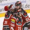 Das erste Heimspiel der neuen Saison ging für die Indians komplett in die Hose. Gegen die Blue Devils Weiden setzte es nach 60 Minuten ein deutliches 1:6. Exakt 2208 Zuschauer sahen die Partie. 
Schon vor dem Spiel wurden die Fans der Indians erstmals auf die Probe gestellt. Der Einlass, bei strömendem Regen, verzögerte sich erheblich und sorgte schon vor Spielbeginn für lange Gesichter.
Verzögerung beim Einlass Nachdem am Vortagdas Spiel der Bundesliga-Frauen aufgrund zu hoher Kohlenmonoxidwerte abgebrochen werden musste, war die Memminger Eishalle unter stetiger Beobachtung. Ein kurzzeitiger Verdachtsmoment sorgte dann für einen vorsorglichen Alarm, der eine erhebliche Verzögerung im Ablauf zur Folge hatte. Nachdem die Fehlerquelle durch die rasch arbeitenden Einsatzkräfte vor Ort identifiziert und behoben wurde, konnte das Spiel dann um kurz nach halb sieben starten.Blue Devils Weiden haben die Indians voll im GriffBereits im ersten Drittel stellten die Gäste aus Oberpfalz die Weichen auf Sieg. Gedanklich war das Team von Sebastian Buchwieser den Indianern immer einen Schritt voraus. So stand es nach den ersten zwanzig Minuten 3:0 für die Gäste, die ihren Matchplan konsequent verfolgten. Robert Hechtl, Martin Heinisch und Luca Gläser trafen für die Blau-Weißen.

Im zweiten Drittel war es erneut der EV Weiden, der mit einem weiteren Treffer auf und davon zog. Ex-Indianer Fabian Voit netzte abgezockt zum 4:0 ein. Die Indians verkürzten in der 28.Minute zwar durch Jaro Hafenrichter auf 1:4, aber für mehr reichte es nicht. Zu harmlos gestaltete sich das Spiel auf Seiten der Indianer, um kompakt stehenden Blue Devils gefährlich zu werden.

Auch im letzten Drittel fehlte es an Kreativität. Memmingen versuchte anzulaufen, konnte aber keine Durchschlagskraft entfachen. So war es erneut der EVW, der die Unordnung in den Indianer-Reihen eiskalt bestrafte. Zuerst erhöhte Fabian Voit auf 5:1, ehe Luca Gläser mit dem 6:1 den Schlusspunkt in der Begegnung setzte.