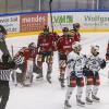 Das erste Heimspiel der neuen Saison ging für die Indians komplett in die Hose. Gegen die Blue Devils Weiden setzte es nach 60 Minuten ein deutliches 1:6. Exakt 2208 Zuschauer sahen die Partie. 
Schon vor dem Spiel wurden die Fans der Indians erstmals auf die Probe gestellt. Der Einlass, bei strömendem Regen, verzögerte sich erheblich und sorgte schon vor Spielbeginn für lange Gesichter.
Verzögerung beim Einlass Nachdem am Vortagdas Spiel der Bundesliga-Frauen aufgrund zu hoher Kohlenmonoxidwerte abgebrochen werden musste, war die Memminger Eishalle unter stetiger Beobachtung. Ein kurzzeitiger Verdachtsmoment sorgte dann für einen vorsorglichen Alarm, der eine erhebliche Verzögerung im Ablauf zur Folge hatte. Nachdem die Fehlerquelle durch die rasch arbeitenden Einsatzkräfte vor Ort identifiziert und behoben wurde, konnte das Spiel dann um kurz nach halb sieben starten.Blue Devils Weiden haben die Indians voll im GriffBereits im ersten Drittel stellten die Gäste aus Oberpfalz die Weichen auf Sieg. Gedanklich war das Team von Sebastian Buchwieser den Indianern immer einen Schritt voraus. So stand es nach den ersten zwanzig Minuten 3:0 für die Gäste, die ihren Matchplan konsequent verfolgten. Robert Hechtl, Martin Heinisch und Luca Gläser trafen für die Blau-Weißen.

Im zweiten Drittel war es erneut der EV Weiden, der mit einem weiteren Treffer auf und davon zog. Ex-Indianer Fabian Voit netzte abgezockt zum 4:0 ein. Die Indians verkürzten in der 28.Minute zwar durch Jaro Hafenrichter auf 1:4, aber für mehr reichte es nicht. Zu harmlos gestaltete sich das Spiel auf Seiten der Indianer, um kompakt stehenden Blue Devils gefährlich zu werden.

Auch im letzten Drittel fehlte es an Kreativität. Memmingen versuchte anzulaufen, konnte aber keine Durchschlagskraft entfachen. So war es erneut der EVW, der die Unordnung in den Indianer-Reihen eiskalt bestrafte. Zuerst erhöhte Fabian Voit auf 5:1, ehe Luca Gläser mit dem 6:1 den Schlusspunkt in der Begegnung setzte.