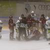 Das erste Heimspiel der neuen Saison ging für die Indians komplett in die Hose. Gegen die Blue Devils Weiden setzte es nach 60 Minuten ein deutliches 1:6. Exakt 2208 Zuschauer sahen die Partie. 
Schon vor dem Spiel wurden die Fans der Indians erstmals auf die Probe gestellt. Der Einlass, bei strömendem Regen, verzögerte sich erheblich und sorgte schon vor Spielbeginn für lange Gesichter.
Verzögerung beim Einlass Nachdem am Vortagdas Spiel der Bundesliga-Frauen aufgrund zu hoher Kohlenmonoxidwerte abgebrochen werden musste, war die Memminger Eishalle unter stetiger Beobachtung. Ein kurzzeitiger Verdachtsmoment sorgte dann für einen vorsorglichen Alarm, der eine erhebliche Verzögerung im Ablauf zur Folge hatte. Nachdem die Fehlerquelle durch die rasch arbeitenden Einsatzkräfte vor Ort identifiziert und behoben wurde, konnte das Spiel dann um kurz nach halb sieben starten.Blue Devils Weiden haben die Indians voll im GriffBereits im ersten Drittel stellten die Gäste aus Oberpfalz die Weichen auf Sieg. Gedanklich war das Team von Sebastian Buchwieser den Indianern immer einen Schritt voraus. So stand es nach den ersten zwanzig Minuten 3:0 für die Gäste, die ihren Matchplan konsequent verfolgten. Robert Hechtl, Martin Heinisch und Luca Gläser trafen für die Blau-Weißen.

Im zweiten Drittel war es erneut der EV Weiden, der mit einem weiteren Treffer auf und davon zog. Ex-Indianer Fabian Voit netzte abgezockt zum 4:0 ein. Die Indians verkürzten in der 28.Minute zwar durch Jaro Hafenrichter auf 1:4, aber für mehr reichte es nicht. Zu harmlos gestaltete sich das Spiel auf Seiten der Indianer, um kompakt stehenden Blue Devils gefährlich zu werden.

Auch im letzten Drittel fehlte es an Kreativität. Memmingen versuchte anzulaufen, konnte aber keine Durchschlagskraft entfachen. So war es erneut der EVW, der die Unordnung in den Indianer-Reihen eiskalt bestrafte. Zuerst erhöhte Fabian Voit auf 5:1, ehe Luca Gläser mit dem 6:1 den Schlusspunkt in der Begegnung setzte.