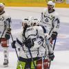 Das erste Heimspiel der neuen Saison ging für die Indians komplett in die Hose. Gegen die Blue Devils Weiden setzte es nach 60 Minuten ein deutliches 1:6. Exakt 2208 Zuschauer sahen die Partie. 
Schon vor dem Spiel wurden die Fans der Indians erstmals auf die Probe gestellt. Der Einlass, bei strömendem Regen, verzögerte sich erheblich und sorgte schon vor Spielbeginn für lange Gesichter.
Verzögerung beim Einlass Nachdem am Vortagdas Spiel der Bundesliga-Frauen aufgrund zu hoher Kohlenmonoxidwerte abgebrochen werden musste, war die Memminger Eishalle unter stetiger Beobachtung. Ein kurzzeitiger Verdachtsmoment sorgte dann für einen vorsorglichen Alarm, der eine erhebliche Verzögerung im Ablauf zur Folge hatte. Nachdem die Fehlerquelle durch die rasch arbeitenden Einsatzkräfte vor Ort identifiziert und behoben wurde, konnte das Spiel dann um kurz nach halb sieben starten.Blue Devils Weiden haben die Indians voll im GriffBereits im ersten Drittel stellten die Gäste aus Oberpfalz die Weichen auf Sieg. Gedanklich war das Team von Sebastian Buchwieser den Indianern immer einen Schritt voraus. So stand es nach den ersten zwanzig Minuten 3:0 für die Gäste, die ihren Matchplan konsequent verfolgten. Robert Hechtl, Martin Heinisch und Luca Gläser trafen für die Blau-Weißen.

Im zweiten Drittel war es erneut der EV Weiden, der mit einem weiteren Treffer auf und davon zog. Ex-Indianer Fabian Voit netzte abgezockt zum 4:0 ein. Die Indians verkürzten in der 28.Minute zwar durch Jaro Hafenrichter auf 1:4, aber für mehr reichte es nicht. Zu harmlos gestaltete sich das Spiel auf Seiten der Indianer, um kompakt stehenden Blue Devils gefährlich zu werden.

Auch im letzten Drittel fehlte es an Kreativität. Memmingen versuchte anzulaufen, konnte aber keine Durchschlagskraft entfachen. So war es erneut der EVW, der die Unordnung in den Indianer-Reihen eiskalt bestrafte. Zuerst erhöhte Fabian Voit auf 5:1, ehe Luca Gläser mit dem 6:1 den Schlusspunkt in der Begegnung setzte.