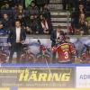 Das erste Heimspiel der neuen Saison ging für die Indians komplett in die Hose. Gegen die Blue Devils Weiden setzte es nach 60 Minuten ein deutliches 1:6. Exakt 2208 Zuschauer sahen die Partie. 
Schon vor dem Spiel wurden die Fans der Indians erstmals auf die Probe gestellt. Der Einlass, bei strömendem Regen, verzögerte sich erheblich und sorgte schon vor Spielbeginn für lange Gesichter.
Verzögerung beim Einlass Nachdem am Vortagdas Spiel der Bundesliga-Frauen aufgrund zu hoher Kohlenmonoxidwerte abgebrochen werden musste, war die Memminger Eishalle unter stetiger Beobachtung. Ein kurzzeitiger Verdachtsmoment sorgte dann für einen vorsorglichen Alarm, der eine erhebliche Verzögerung im Ablauf zur Folge hatte. Nachdem die Fehlerquelle durch die rasch arbeitenden Einsatzkräfte vor Ort identifiziert und behoben wurde, konnte das Spiel dann um kurz nach halb sieben starten.Blue Devils Weiden haben die Indians voll im GriffBereits im ersten Drittel stellten die Gäste aus Oberpfalz die Weichen auf Sieg. Gedanklich war das Team von Sebastian Buchwieser den Indianern immer einen Schritt voraus. So stand es nach den ersten zwanzig Minuten 3:0 für die Gäste, die ihren Matchplan konsequent verfolgten. Robert Hechtl, Martin Heinisch und Luca Gläser trafen für die Blau-Weißen.

Im zweiten Drittel war es erneut der EV Weiden, der mit einem weiteren Treffer auf und davon zog. Ex-Indianer Fabian Voit netzte abgezockt zum 4:0 ein. Die Indians verkürzten in der 28.Minute zwar durch Jaro Hafenrichter auf 1:4, aber für mehr reichte es nicht. Zu harmlos gestaltete sich das Spiel auf Seiten der Indianer, um kompakt stehenden Blue Devils gefährlich zu werden.

Auch im letzten Drittel fehlte es an Kreativität. Memmingen versuchte anzulaufen, konnte aber keine Durchschlagskraft entfachen. So war es erneut der EVW, der die Unordnung in den Indianer-Reihen eiskalt bestrafte. Zuerst erhöhte Fabian Voit auf 5:1, ehe Luca Gläser mit dem 6:1 den Schlusspunkt in der Begegnung setzte.
