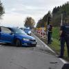 Zwischen Biessenhofen und Kaufbeuren hat es am Mittwochabend einen Unfall zwischen drei Fahrzeugen gegeben. Der Fahrer eines Audis wollte auf der dortigen B16 zwei vor ihm fahrende Autos überholen. Dabei schätzte er jedoch laut einem Sprecher der Polizei den Abstand zum Gegenverkehr falsch ein. 
[video]https://www.youtube.com/watch?v=NIygc810g_s[/video]
Gegenverkehr gestreift, dann in anderes Auto geknalltDer Audi streifte deshalb zunächst das entgegenkommende Auto. Danach stieß der Wagen noch mit einem weiteren Fahrzeug zusammen. Bei dem Unfall erlitt ein Mensch leichte Verletzungen. Der Sachschaden ist noch nicht bekannt. Weitere Informationen folgen!