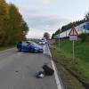 Zwischen Biessenhofen und Kaufbeuren hat es am Mittwochabend einen Unfall zwischen drei Fahrzeugen gegeben. Der Fahrer eines Audis wollte auf der dortigen B16 zwei vor ihm fahrende Autos überholen. Dabei schätzte er jedoch laut einem Sprecher der Polizei den Abstand zum Gegenverkehr falsch ein. 
[video]https://www.youtube.com/watch?v=NIygc810g_s[/video]
Gegenverkehr gestreift, dann in anderes Auto geknalltDer Audi streifte deshalb zunächst das entgegenkommende Auto. Danach stieß der Wagen noch mit einem weiteren Fahrzeug zusammen. Bei dem Unfall erlitt ein Mensch leichte Verletzungen. Der Sachschaden ist noch nicht bekannt. Weitere Informationen folgen!
