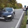 Zwischen Biessenhofen und Kaufbeuren hat es am Mittwochabend einen Unfall zwischen drei Fahrzeugen gegeben. Der Fahrer eines Audis wollte auf der dortigen B16 zwei vor ihm fahrende Autos überholen. Dabei schätzte er jedoch laut einem Sprecher der Polizei den Abstand zum Gegenverkehr falsch ein. 
[video]https://www.youtube.com/watch?v=NIygc810g_s[/video]
Gegenverkehr gestreift, dann in anderes Auto geknalltDer Audi streifte deshalb zunächst das entgegenkommende Auto. Danach stieß der Wagen noch mit einem weiteren Fahrzeug zusammen. Bei dem Unfall erlitt ein Mensch leichte Verletzungen. Der Sachschaden ist noch nicht bekannt. Weitere Informationen folgen!